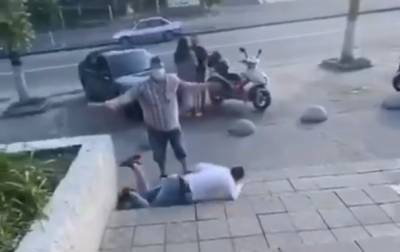 В Киевской области мужчина избил оппонента палкой колбасы: видео