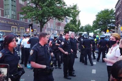 Американские полицейские стали массово брать больничные в знак протеста
