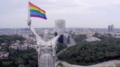 Флаг ЛГБТ "завис" в руке скульптуры "Родина-мать" в Киеве
