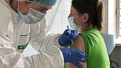 Эксперт назвал минимальный срок действия российской вакцины от коронавируса