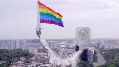 В Киеве активисты ЛГБТ повесили флаг на меч «Родины-матери»