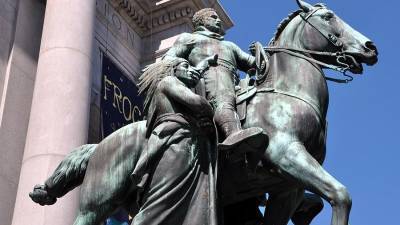 Памятник Теодору Рузвельту у музея в Нью-Йорке демонтируют