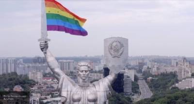 Воинственный монумент "Родина-мать" в Киеве увешали флагом ЛГБТ