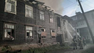 Пожар площадью в 300 кв. м произошел в доме в Свердловской области