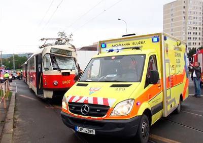 Трамвай столкнулся с грузовиком в Праге: есть раненые