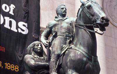 Символ расовой дискриминации: в Нью-Йорке демонтируют памятник Рузвельту