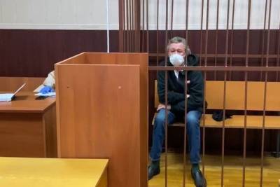 Адвокат объяснил, почему Ефремов сел за руль в нетрезвом виде