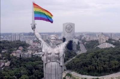В Киеве ЛГБТ-активисты снабдили «Родину мать» флагом своего сообщества