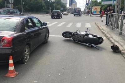Мотоциклиста в центре Новосибирска сбила Toyota Avensis