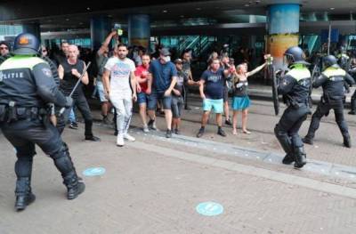 Антикарантинные протесты в Гааге: полиция применила против людей водяные пушки – фото, видео