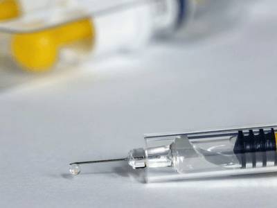 Разработанная в России вакцина даст защиту от коронавируса на два года