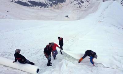 В Италии экоактивисты накрыли ледник брезентом, чтобы замедлить таяние