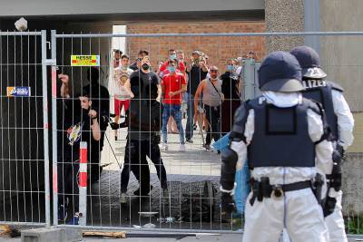 В Германии помещенные на карантин жители попытались прорвать оцепление