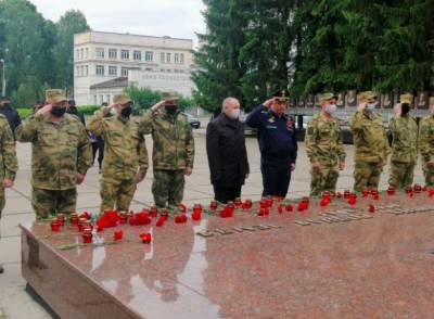 В Сыктывкаре общественники и ветераны боевых действий зажгли "Свечу Памяти"