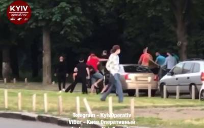 В Киеве группа спортивных парней избила водителя и разбила его автомобиль