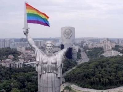 "Мать поймет и поддержит": на монументе "Родина-мать" в Киеве красовался радужный флаг