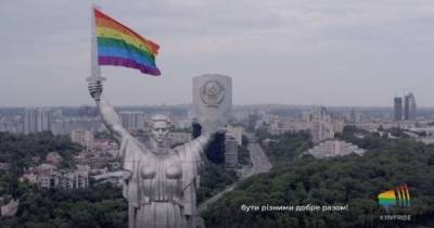 ЛГБТ-сообщество украсило меч Родины-матери радужным флагом