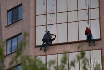 В Кузбассе рабочий сорвался с крыши