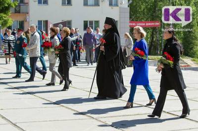 Никто не забыт: члены правительства Коми и первые лица Сыктывкара возложили цветы к Вечному огню и Скорбящему воину
