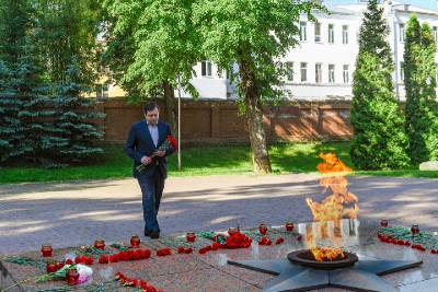 В День памяти и скорби губернатор Смоленской области возложил цветы к Вечному огню в Сквере Памяти Героев