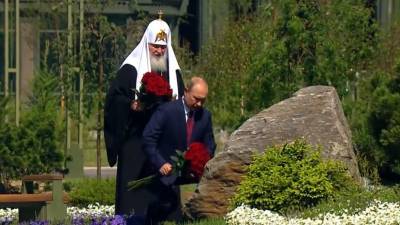 Путин возложил цветы к памятнику «Матерям победителей»