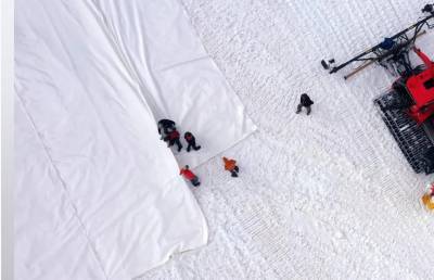 В горах Италии ледник спасают от таяния брезентом