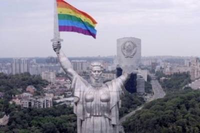 В Киеве у Родины-матери в руках оказался флаг с ЛГБТ символикой