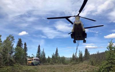 Эвакуация автобуса: вертолетом из лесов Аляски!