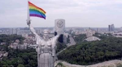 Клинцевич назвал кощунством появление ЛГБТ-флага на монументе «Родина-мать» в Киеве
