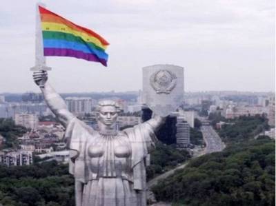 Мать поймет и поддержит: возле меча монумента Родины-матери в Киеве растянули флаг ЛГБТ