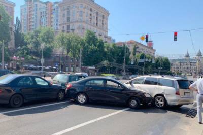 В центре Киева столкнулись четыре автомобиля: на Крещатике перекрыли движение