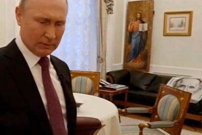 В Кремле объяснили постер с Путиным на диване в его кабинете