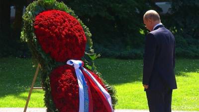 Владимир Путин возложил цветы к Могиле Неизвестного Солдата и почтил память погибших минутой молчания