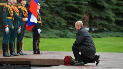 Путин возложил цветы к Могиле Неизвестного Солдата в Александровском саду