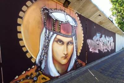 Граффити с изображением княгини Ольги появилось на набережной в Пскове