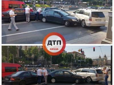 В центре Киева произошло масштабное ДТП при участии четырех автомобилей