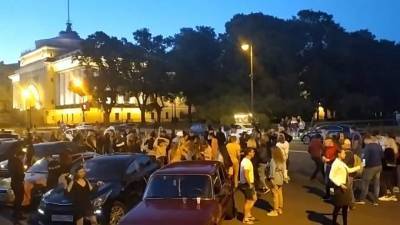 Сорвались с катушек: в центре Петербурга молодежь устроила массовый разгул