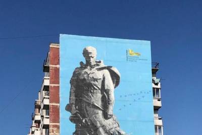 В Тверской области на стене девятиэтажного дома нарисовали Ржевский мемориал Советскому солдату