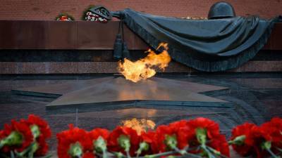 Путин возложил венок к Могиле Неизвестного Солдата у Кремля