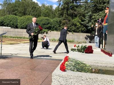 Беглов возложил цветы к мемориалу на Пискаревском кладбище в День памяти и скорби