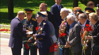 Ветеран войны передал Путину письмо в Александровском саду