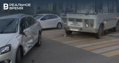 В Казани столкнулись автобус и легковой Volkswagen
