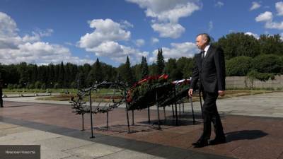 Беглов возложил цветы на Пискаревском мемориальном кладбище в День памяти и скорби