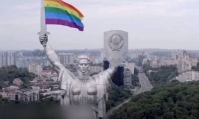 На монумент «Родина-мать» в Киеве установили флаг гомосексуалистов