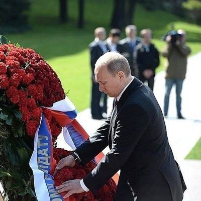 Путин возложив венок к Вечному огню у Могилы Неизвестного Солдата