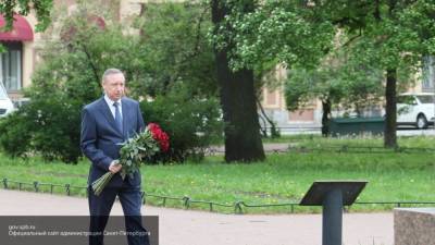 Беглов возложил цветы на Пискаревском мемориале в День памяти и скорби