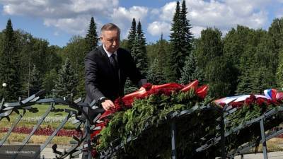 Беглов возложил цветы в День памяти и скорби на Пискаревском кладбище
