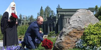 Путин возложил цветы к монументу "Матерям победителей" в Кубинке