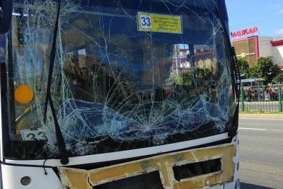 В Чебоксарах два человека пострадали при столкновении автобуса и маршрутки