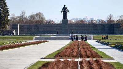 Траурная церемония в День памяти и скорби прошла на Пискаревском кладбище в Петербурге